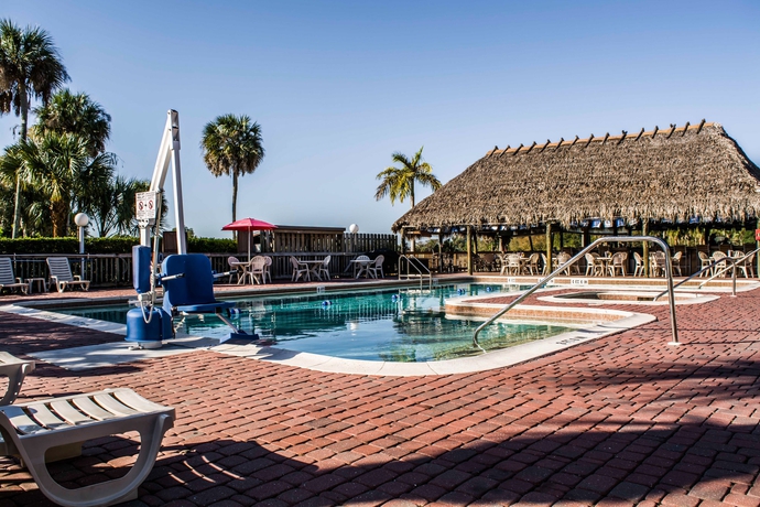 Imagen de la piscina del Hotel Quality Inn & Suites Golf Resort. Foto 12
