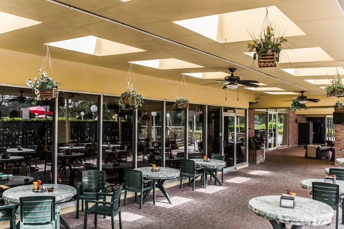 Imagen del bar/restaurante del Hotel Quality Inn & Suites Golf Resort. Foto 3