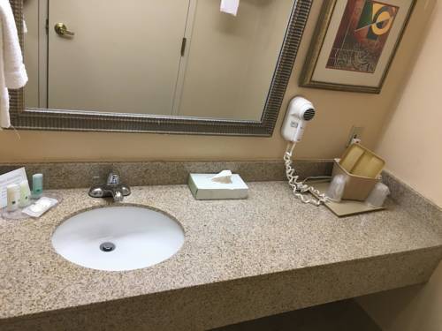 Imagen de la habitación del Hotel Quality Inn & Suites Hanes Mall. Foto 7