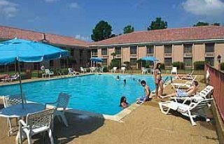 Imagen de la piscina del Hotel Quality Inn & Suites, Jackson. Foto 3