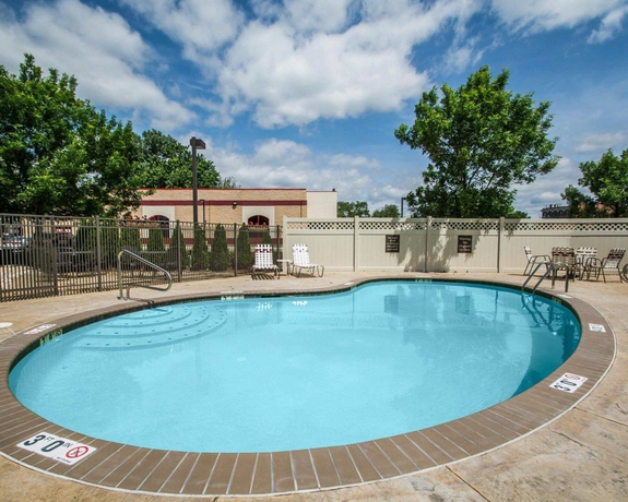 Imagen de la piscina del Hotel Quality Inn & Suites Nj State Capital Area. Foto 17