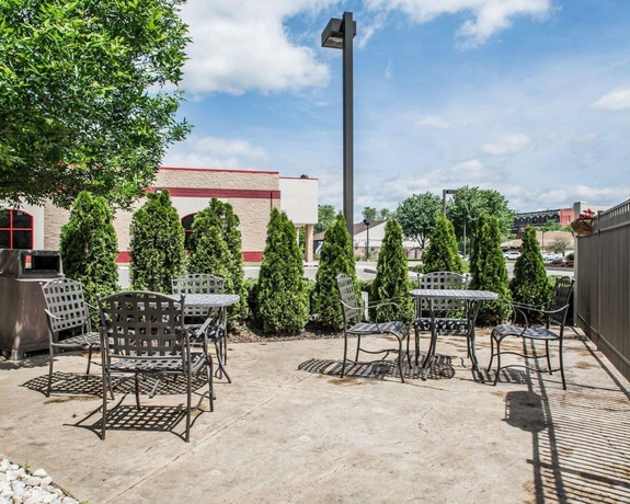 Imagen de la piscina del Hotel Quality Inn & Suites Nj State Capital Area. Foto 18