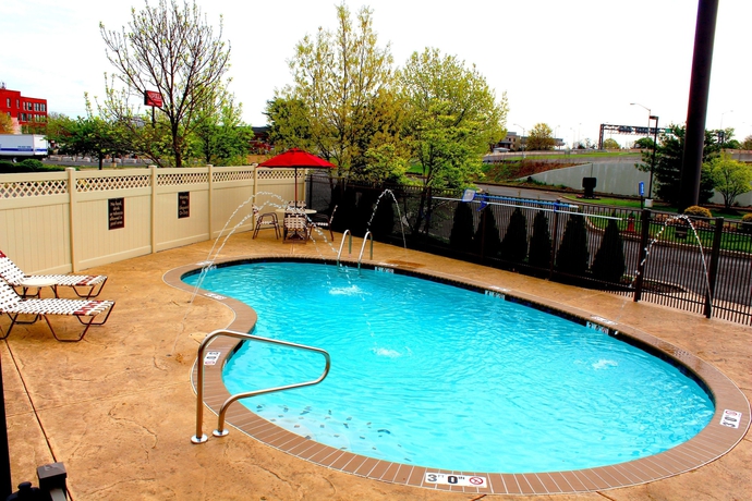 Imagen de la piscina del Hotel Quality Inn & Suites Nj State Capital Area. Foto 19
