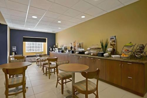 Imagen general del Hotel Quality Inn & Suites, North Strabane Township. Foto 3