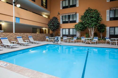 Imagen de la habitación del Hotel Quality Inn & Suites Starlite Village Conference C. Foto 2