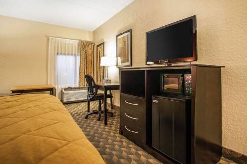 Imagen de la habitación del Hotel Quality Inn & Suites Starlite Village Conference C. Foto 6