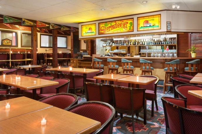Imagen del bar/restaurante del Hotel Quality Inn & Suites, WHITEHORSE. Foto 4