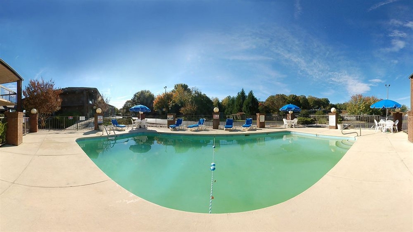 Imagen de la piscina del Hotel Quality Inn and Suites Airport, Charlotte. Foto 16