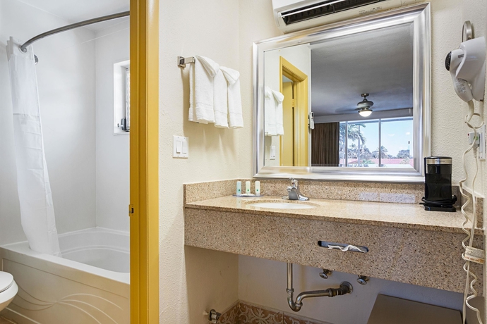 Imagen de la habitación del Hotel Quality Inn and Suites Airport/cruise Port Hollywood. Foto 9