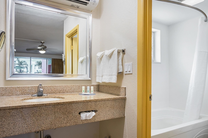 Imagen de la habitación del Hotel Quality Inn and Suites Airport/cruise Port Hollywood. Foto 12