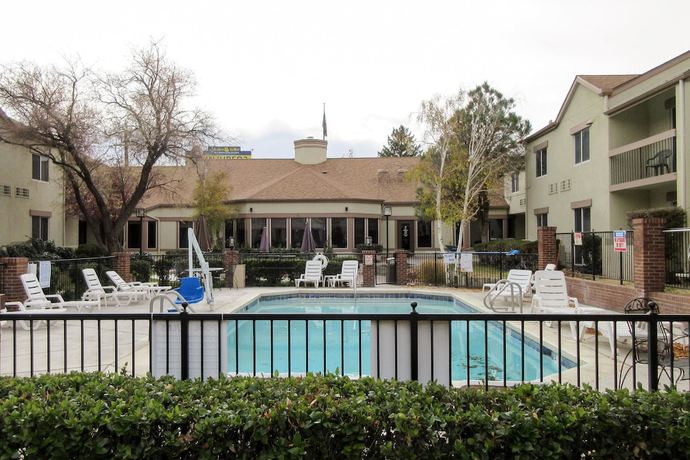Imagen de la piscina del Hotel Quality Inn and Suites Albuquerque Midtown - University Area. Foto 12