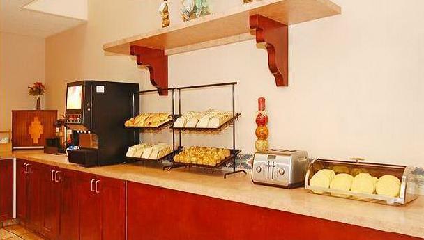 Imagen del bar/restaurante del Hotel Quality Inn and Suites Albuquerque North Near Balloon Fiesta Park. Foto 3