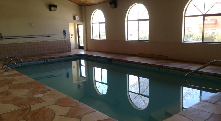 Imagen de la piscina del Hotel Quality Inn and Suites Albuquerque North Near Balloon Fiesta Park. Foto 9