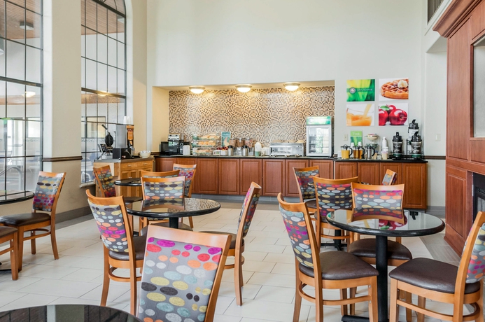 Imagen del bar/restaurante del Hotel Quality Inn and Suites Albuquerque West. Foto 2