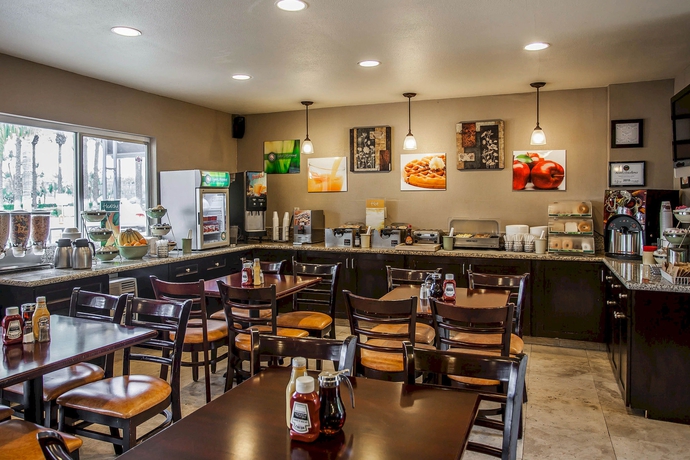 Imagen del bar/restaurante del Hotel Quality Inn and Suites Anaheim At The Park. Foto 3