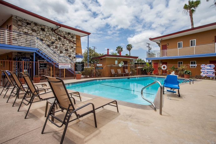 Imagen de la piscina del Hotel Quality Inn and Suites Anaheim At The Park. Foto 16