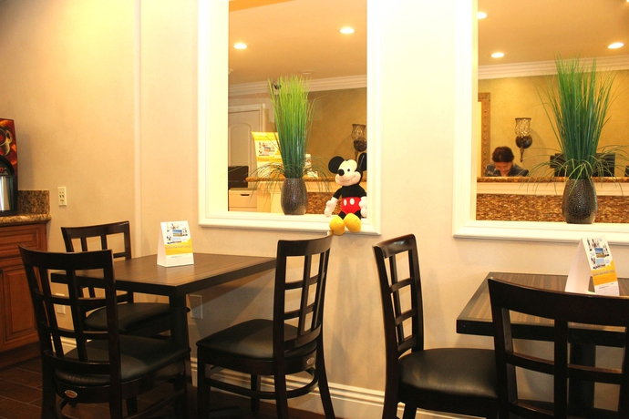 Imagen del bar/restaurante del Hotel Quality Inn and Suites Anaheim Maingate. Foto 2