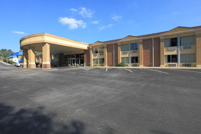 Imagen de los exteriores del Hotel Quality Inn and Suites Apex - Holly Springs. Foto 8