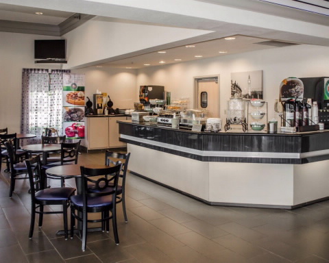 Imagen del bar/restaurante del Hotel Quality Inn and Suites At Airport Blvd I-65. Foto 2
