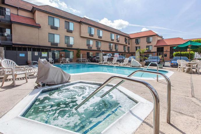 Imagen de la piscina del Hotel Quality Inn and Suites Bell Gardens - Los Angeles. Foto 8
