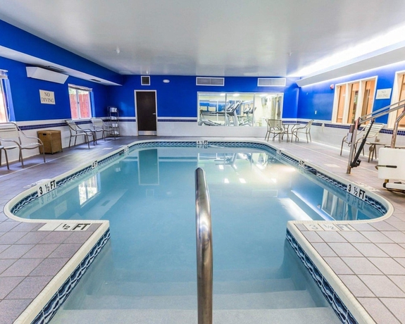 Imagen de la piscina del Hotel Quality Inn and Suites Birmingham - Highway 280. Foto 18