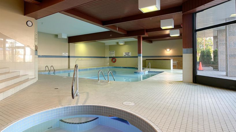 Imagen de la piscina del Hotel Quality Inn and Suites, Brampton. Foto 17