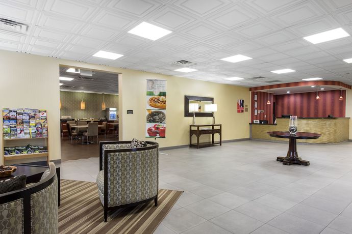 Imagen de los interiores del Hotel Quality Inn and Suites, Charleston. Foto 14