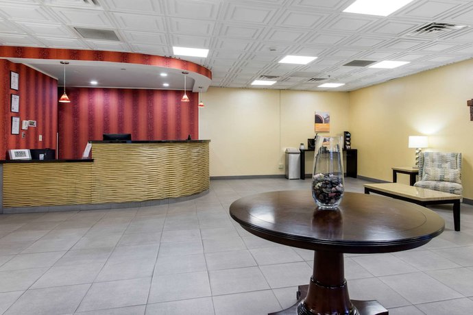 Imagen de los interiores del Hotel Quality Inn and Suites, Charleston. Foto 15