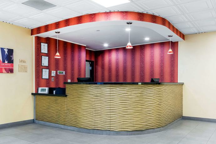 Imagen de los interiores del Hotel Quality Inn and Suites, Charleston. Foto 16