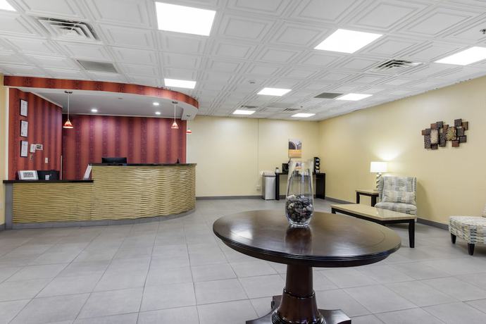 Imagen de los interiores del Hotel Quality Inn and Suites, Charleston. Foto 17