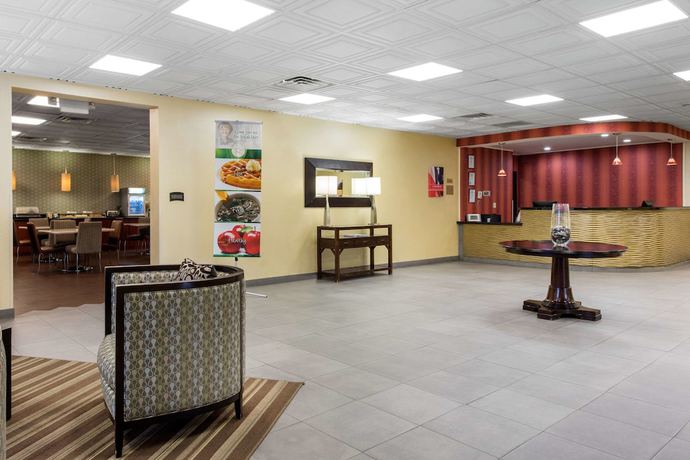 Imagen de los interiores del Hotel Quality Inn and Suites, Charleston. Foto 19
