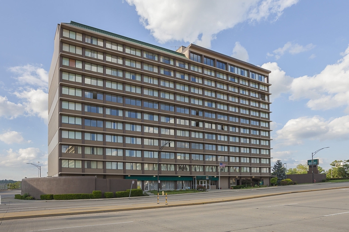 Imagen de los exteriores del Hotel Quality Inn and Suites Cincinnati Downtown. Foto 14