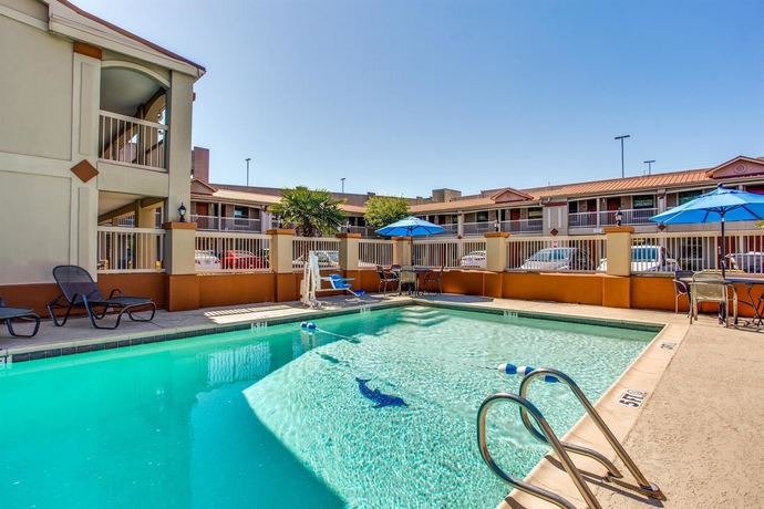 Imagen de la piscina del Hotel Quality Inn and Suites Dallas - Cityplace. Foto 13
