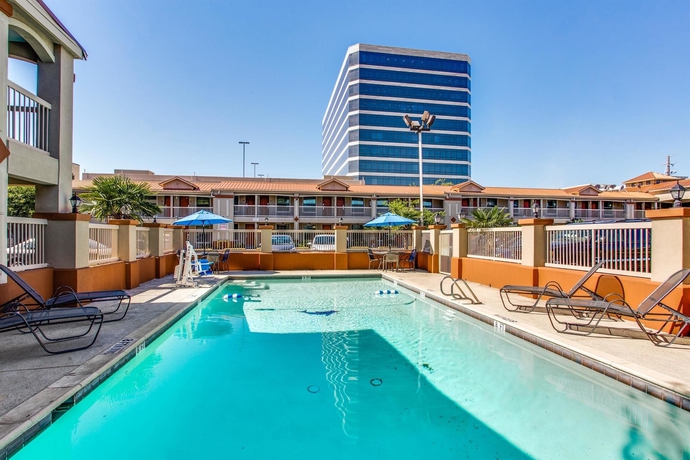 Imagen de la piscina del Hotel Quality Inn and Suites Dallas - Cityplace. Foto 14