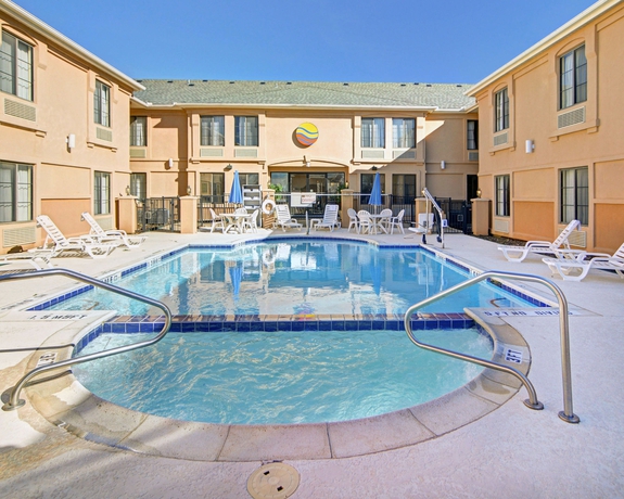 Imagen de la piscina del Hotel Quality Inn and Suites Dfw Airport South. Foto 15