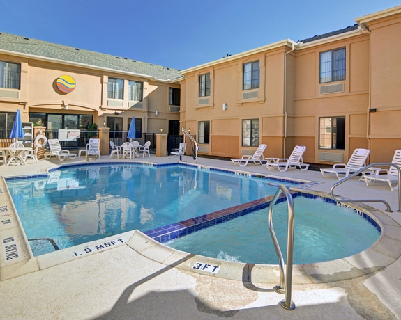 Imagen de la piscina del Hotel Quality Inn and Suites Dfw Airport South. Foto 16