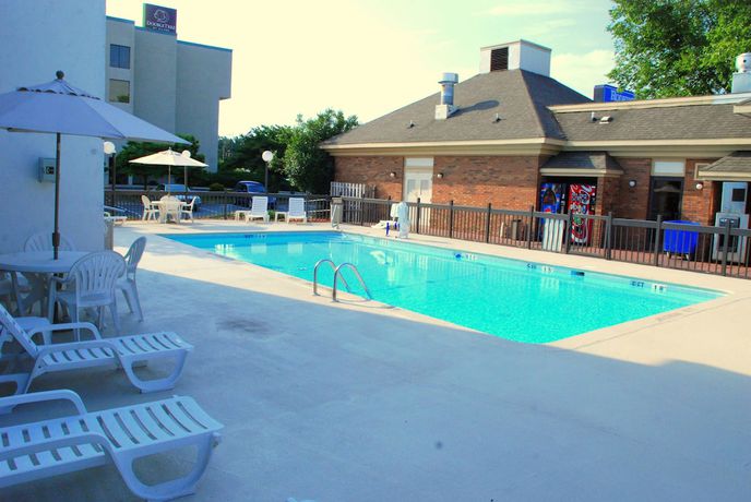 Imagen de la piscina del Hotel Quality Inn and Suites Fayetteville I-95. Foto 17