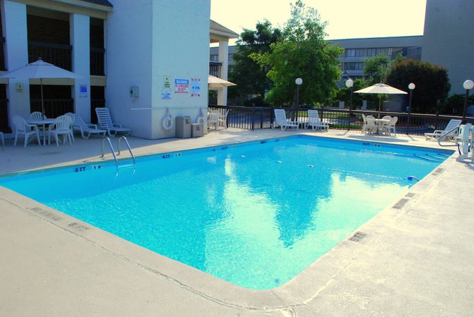Imagen de la piscina del Hotel Quality Inn and Suites Fayetteville I-95. Foto 19