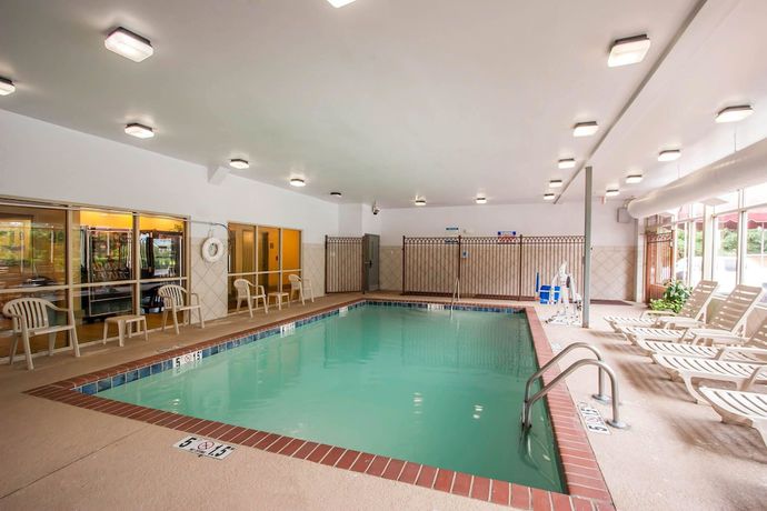 Imagen de la piscina del Hotel Quality Inn and Suites Germantown North. Foto 19