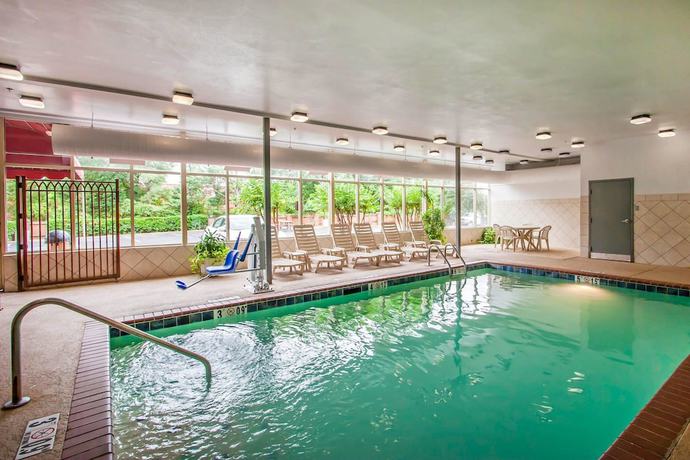 Imagen de la piscina del Hotel Quality Inn and Suites Germantown North. Foto 20