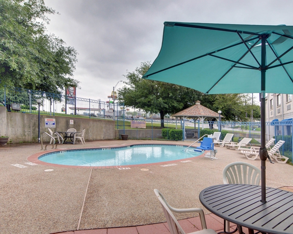 Imagen de la piscina del Hotel Quality Inn and Suites, Grand Prairie. Foto 15