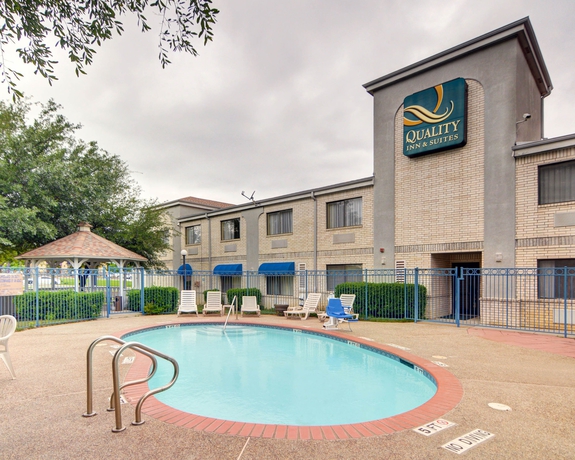 Imagen de la piscina del Hotel Quality Inn and Suites, Grand Prairie. Foto 16