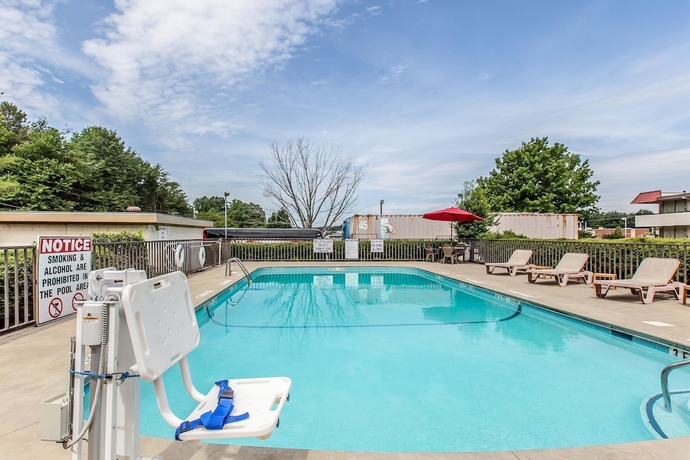 Imagen de la piscina del Hotel Quality Inn and Suites, Greenville. Foto 19