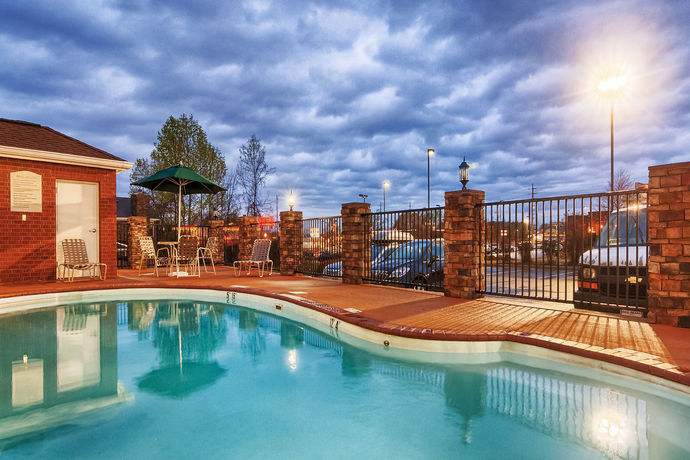 Imagen de la piscina del Hotel Quality Inn and Suites Huntsville Research Park Area. Foto 12