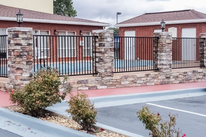 Imagen de la piscina del Hotel Quality Inn and Suites Huntsville Research Park Area. Foto 13