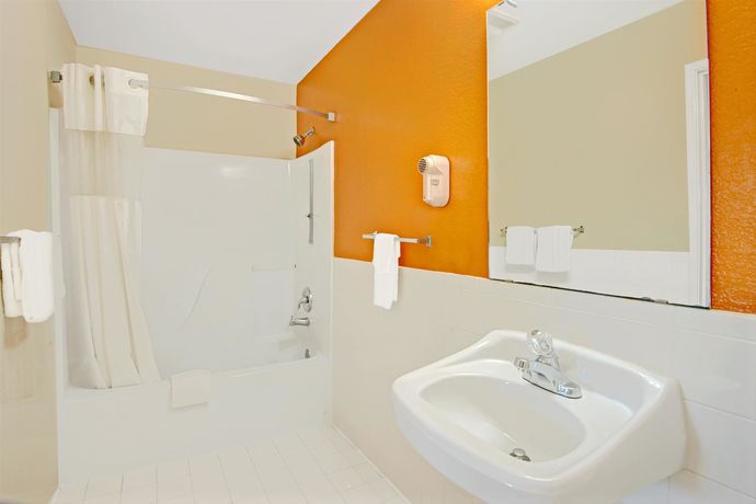 Imagen del bar/restaurante del Hotel Quality Inn and Suites I-10 near Fiesta Texas. Foto 3