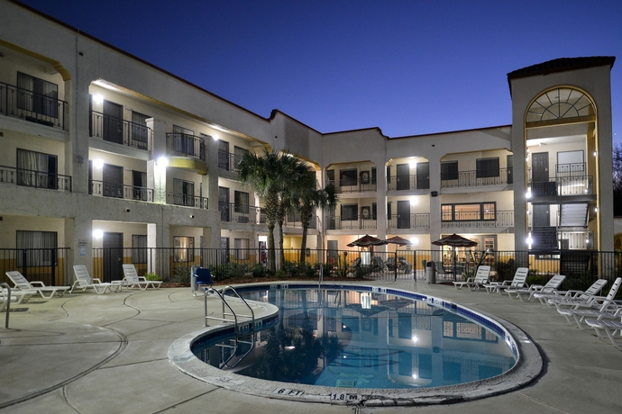 Imagen de la piscina del Hotel Quality Inn and Suites Jacksonville-baymeadows. Foto 16