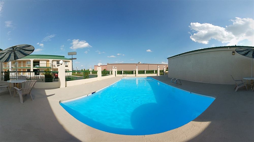 Imagen de la piscina del Hotel Quality Inn and Suites Macon North. Foto 16
