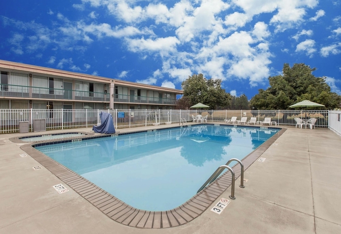 Imagen de la piscina del Hotel Quality Inn and Suites Mcdonough South I-75. Foto 19