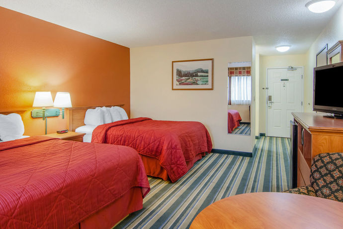 Imagen de la piscina del Hotel Quality Inn and Suites Medford Airport. Foto 16